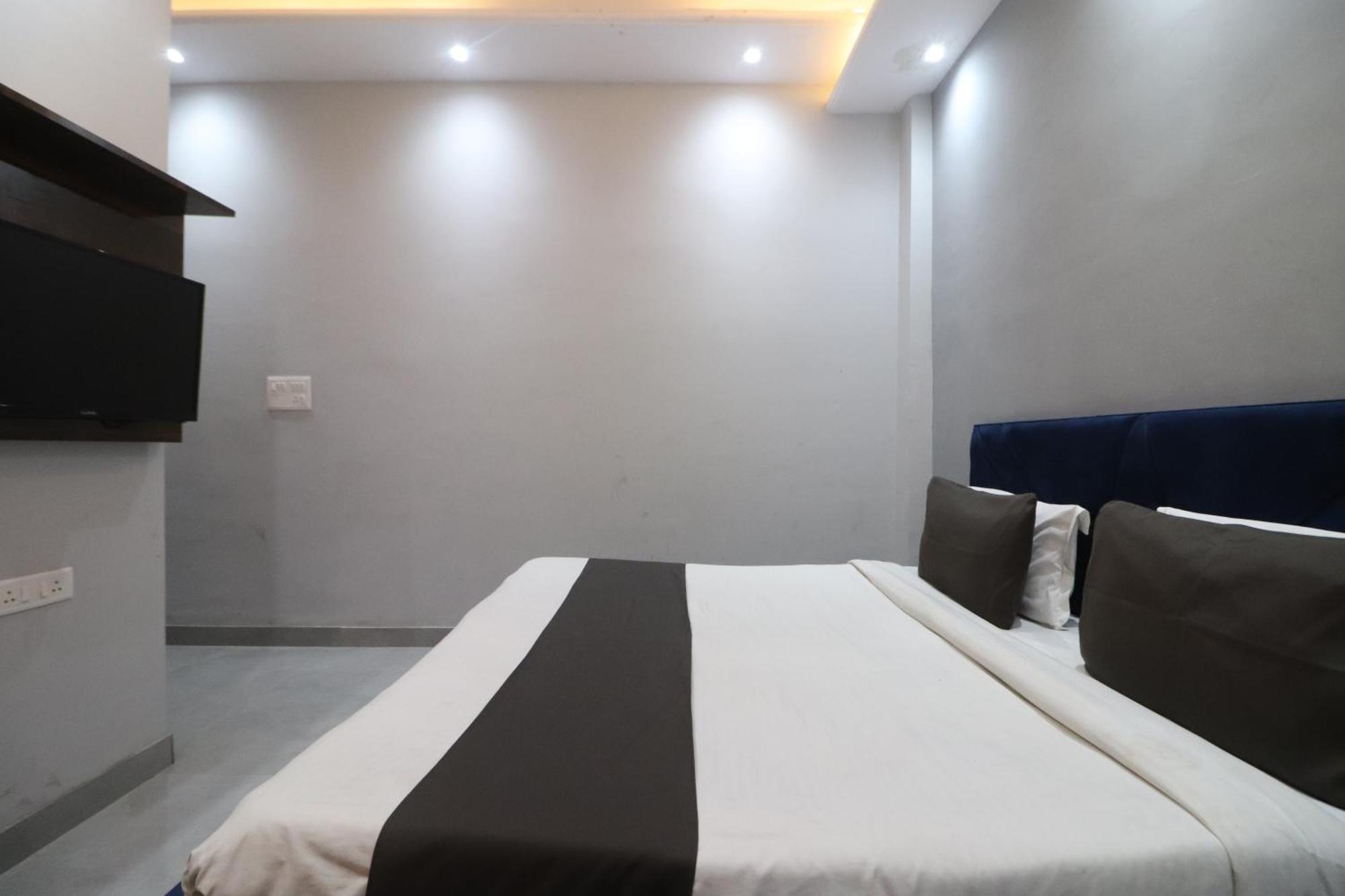 Hotel Twamev Couple Friendly Rajouri Garden By The Arrow New Delhi