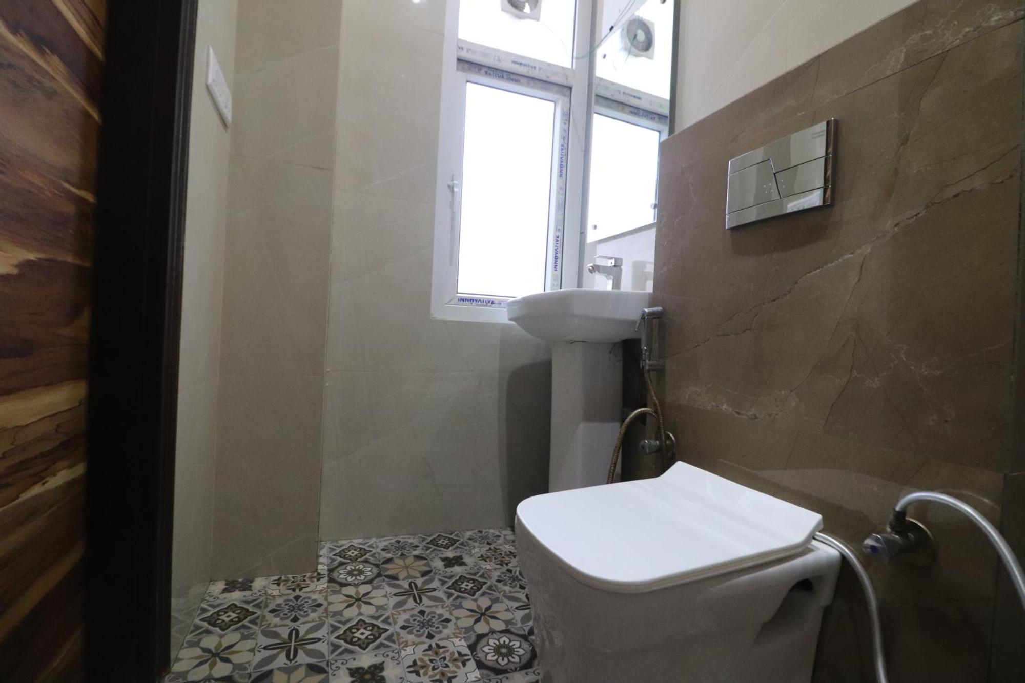 Hotel Twamev Couple Friendly Rajouri Garden By The Arrow