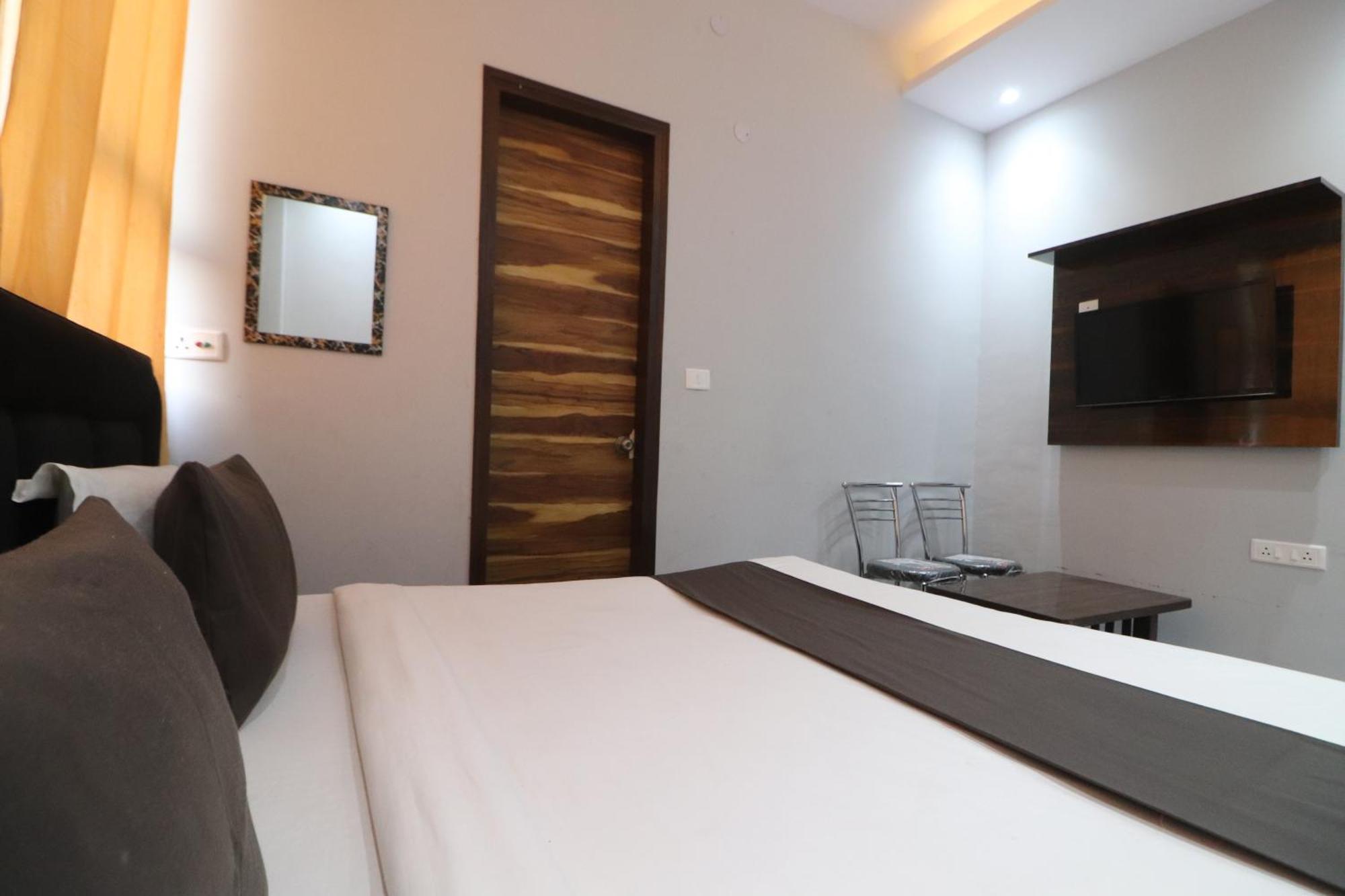 Twamev Couple Friendly Rajouri Garden By The Arrow Hotel 4*