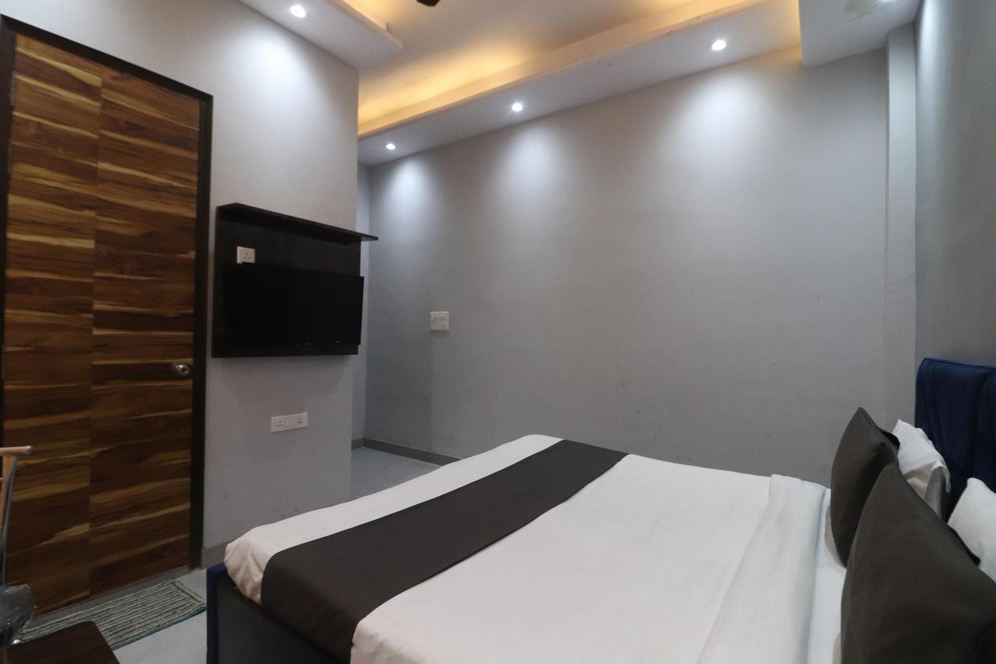Twamev Couple Friendly Rajouri Garden By The Arrow Hotel New Delhi