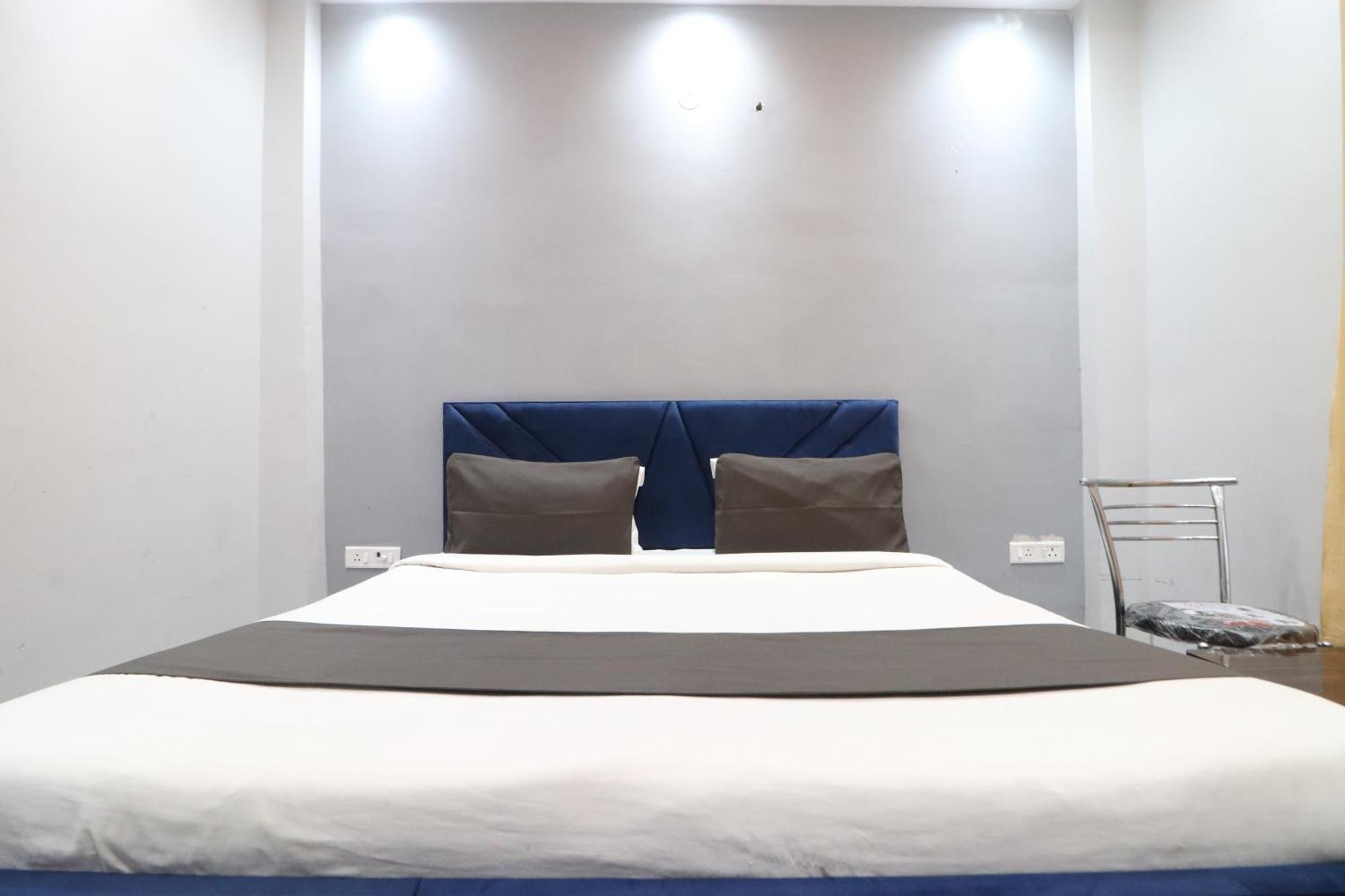 Hotel Twamev Couple Friendly Rajouri Garden By The Arrow New Delhi