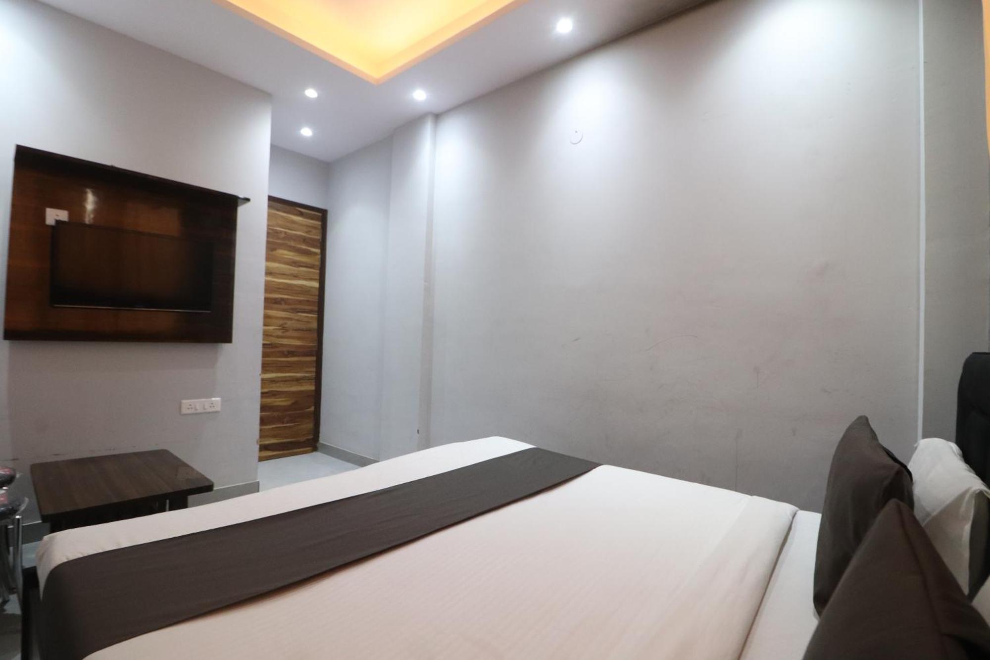 Twamev Couple Friendly Rajouri Garden By The Arrow New Delhi
