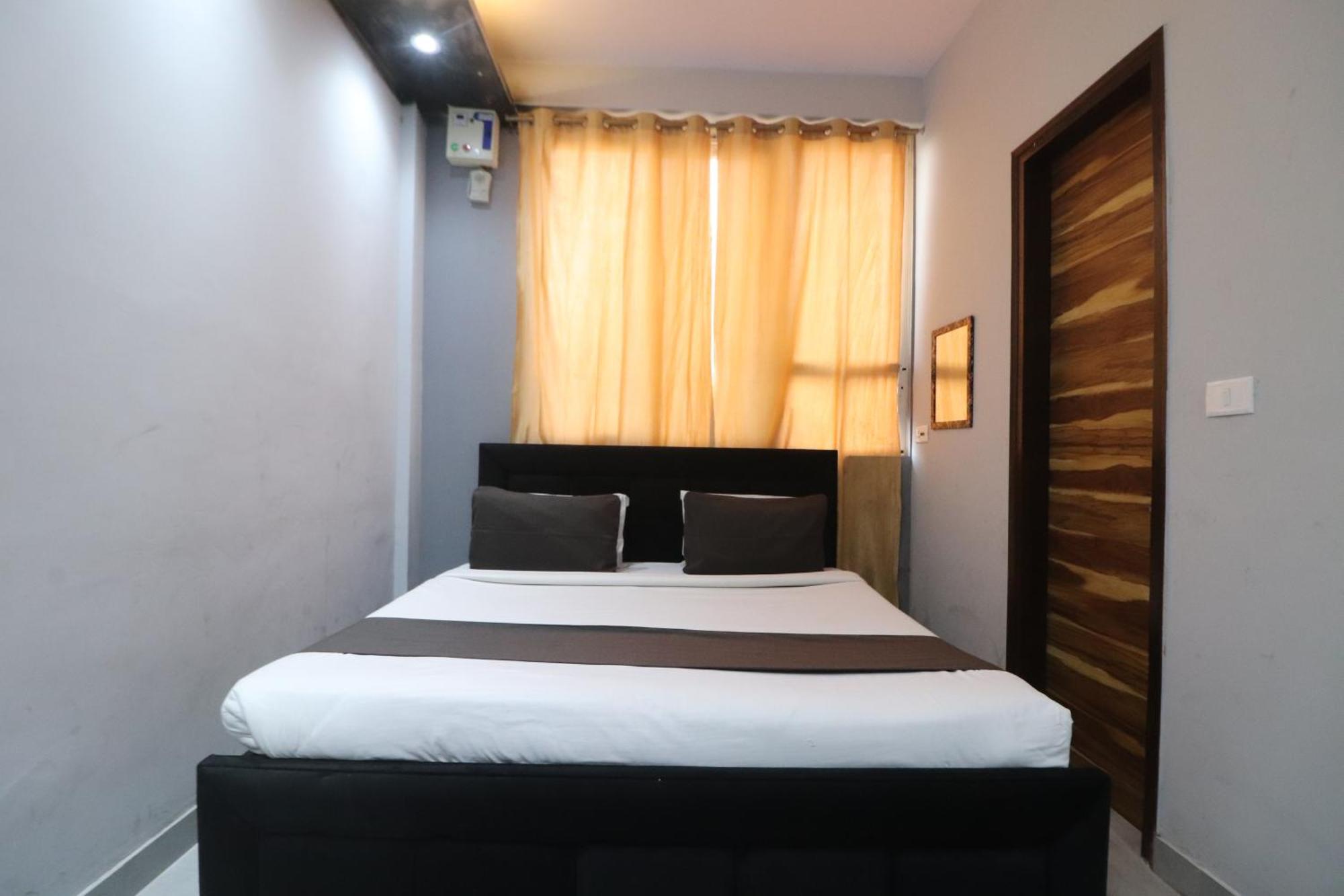 Hotel Twamev Couple Friendly Rajouri Garden By The Arrow