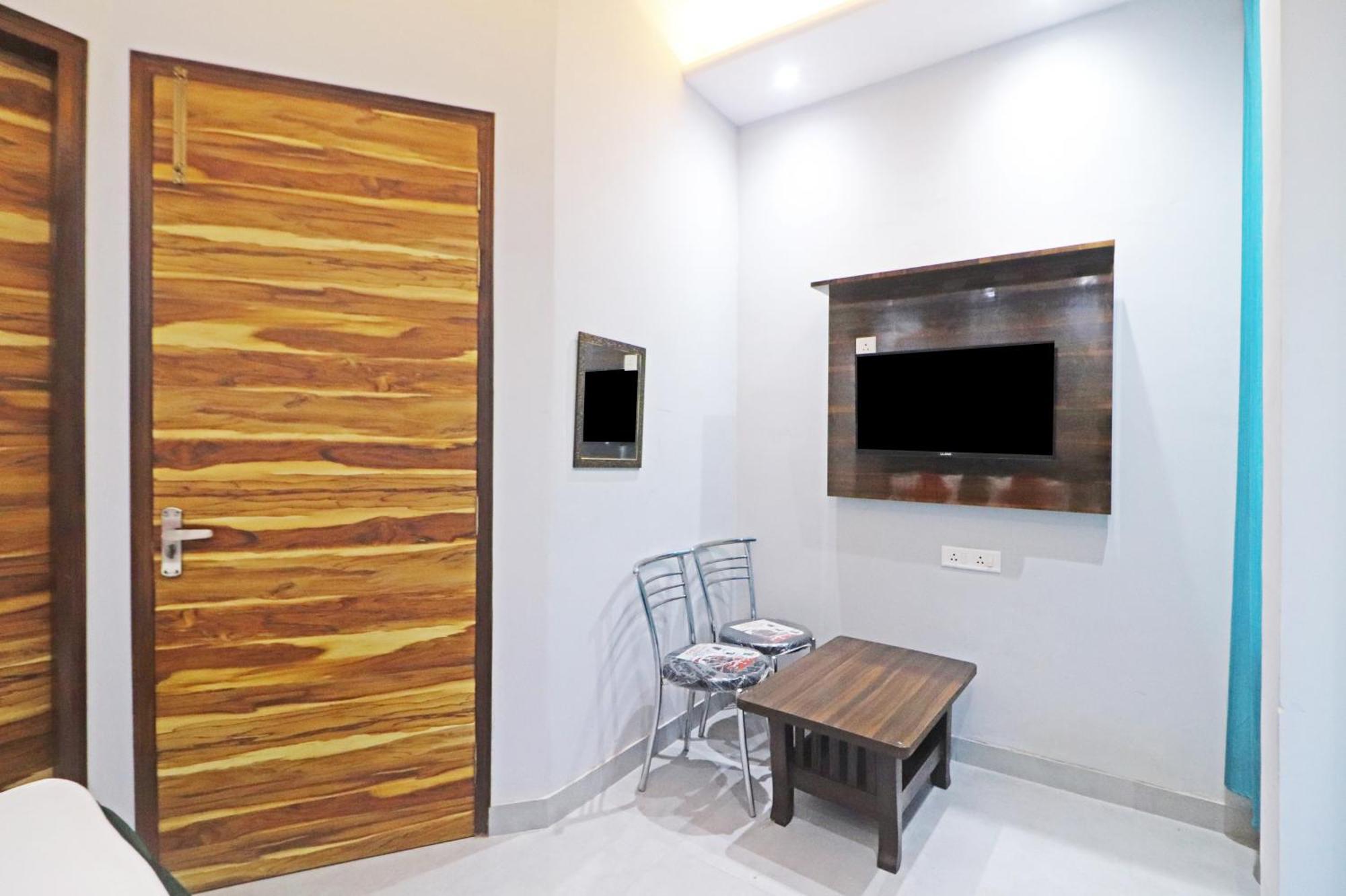 Twamev Couple Friendly Rajouri Garden By The Arrow 4*