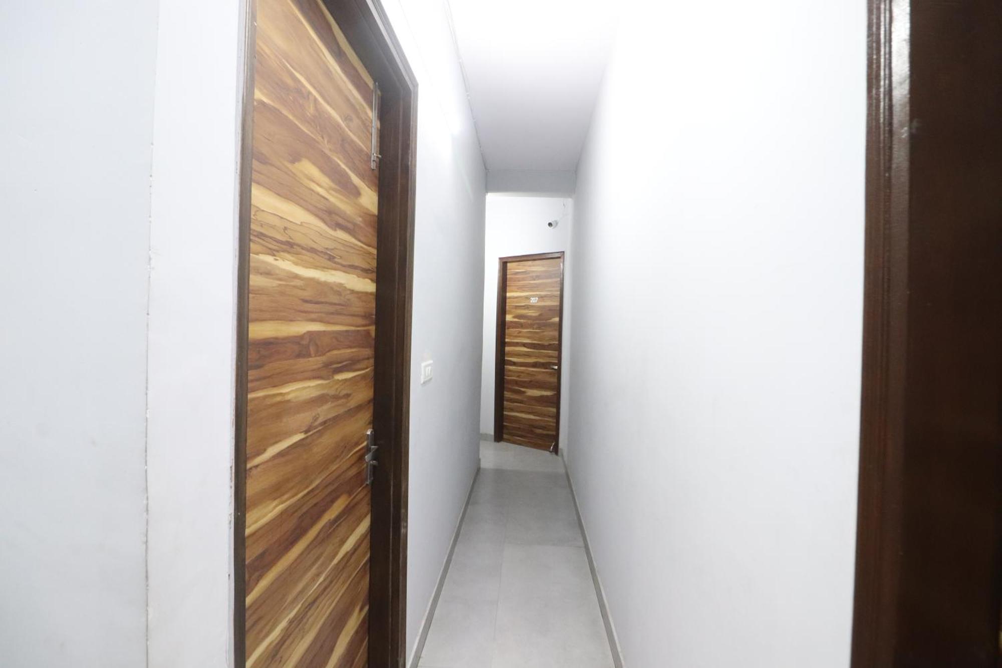 Twamev Couple Friendly Rajouri Garden By The Arrow