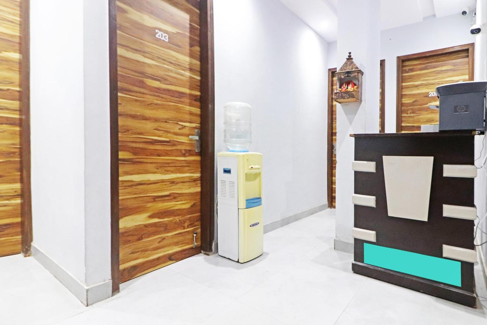 Hotel Twamev Couple Friendly Rajouri Garden By The Arrow