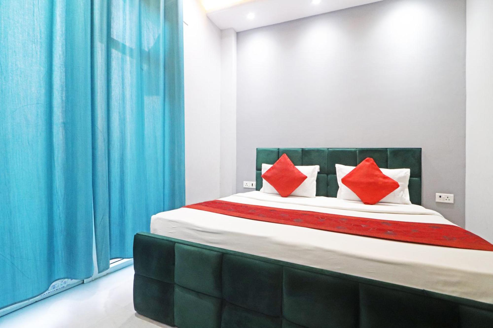 Twamev Couple Friendly Rajouri Garden By The Arrow Hotel