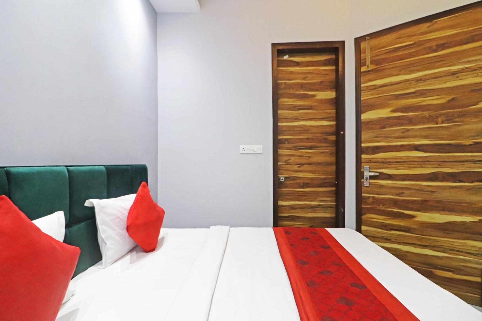 Twamev Couple Friendly Rajouri Garden By The Arrow Hotel