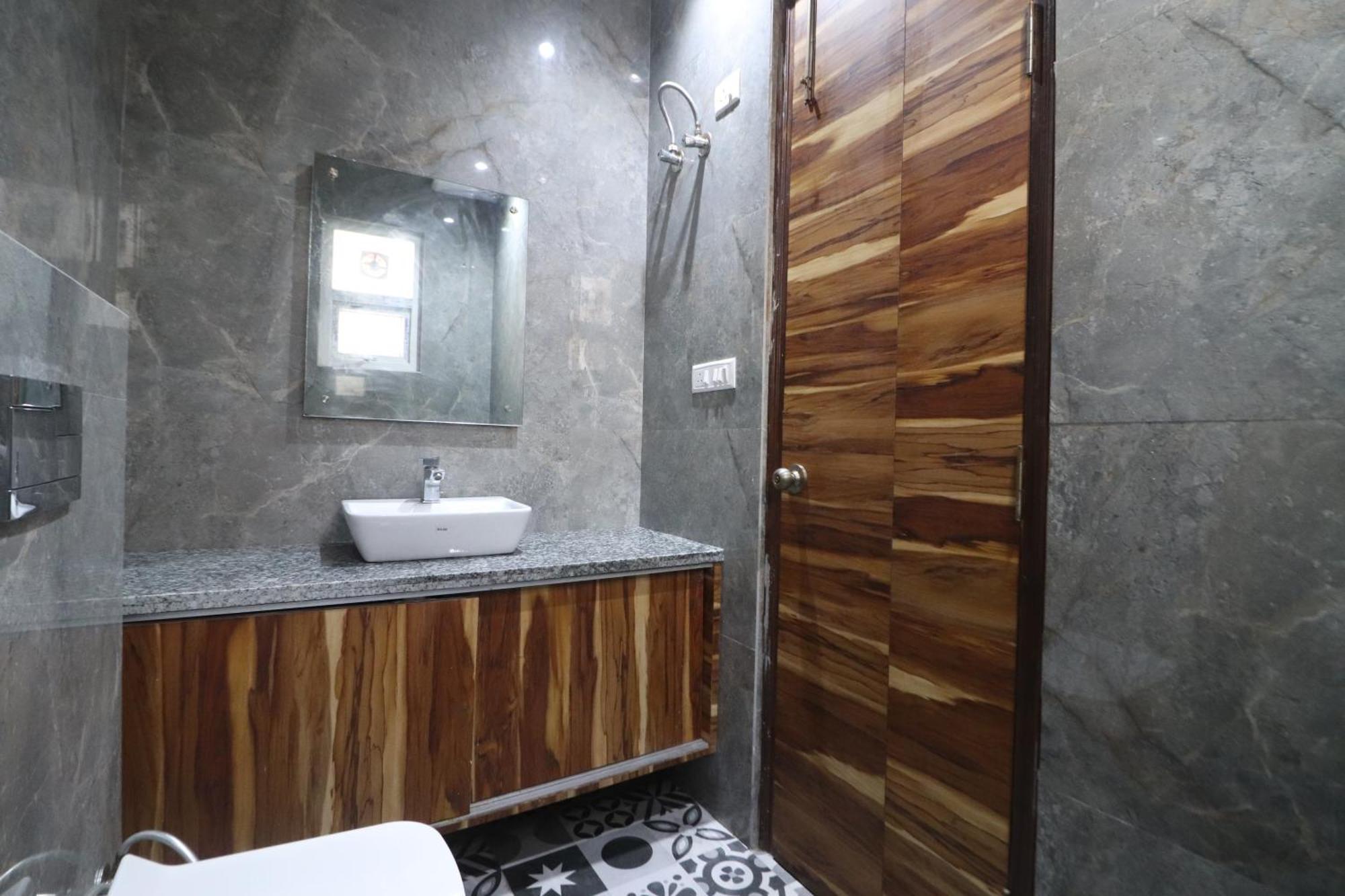 Twamev Couple Friendly Rajouri Garden By The Arrow Hotel