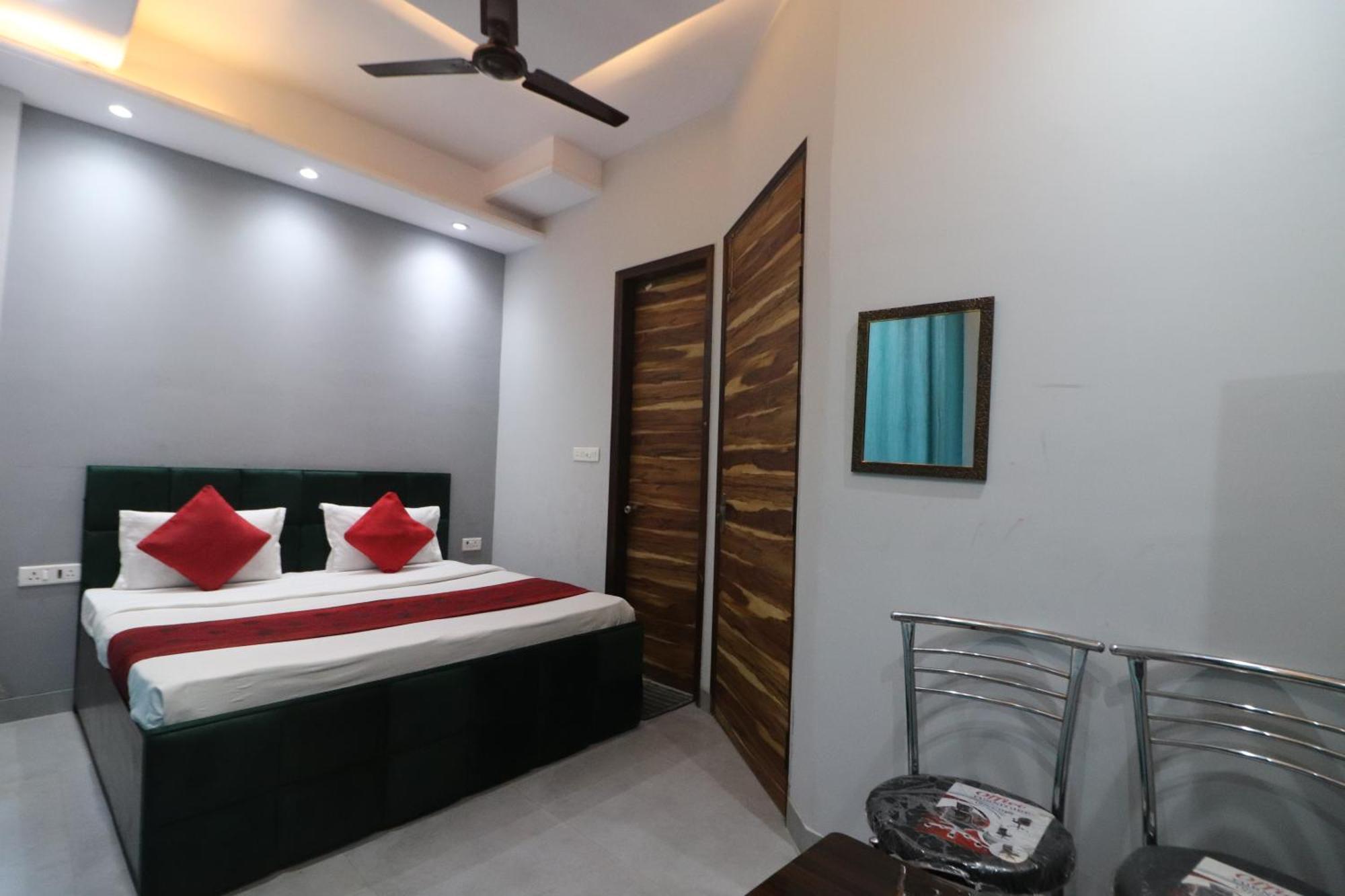 Hotel Twamev Couple Friendly Rajouri Garden By The Arrow 4*