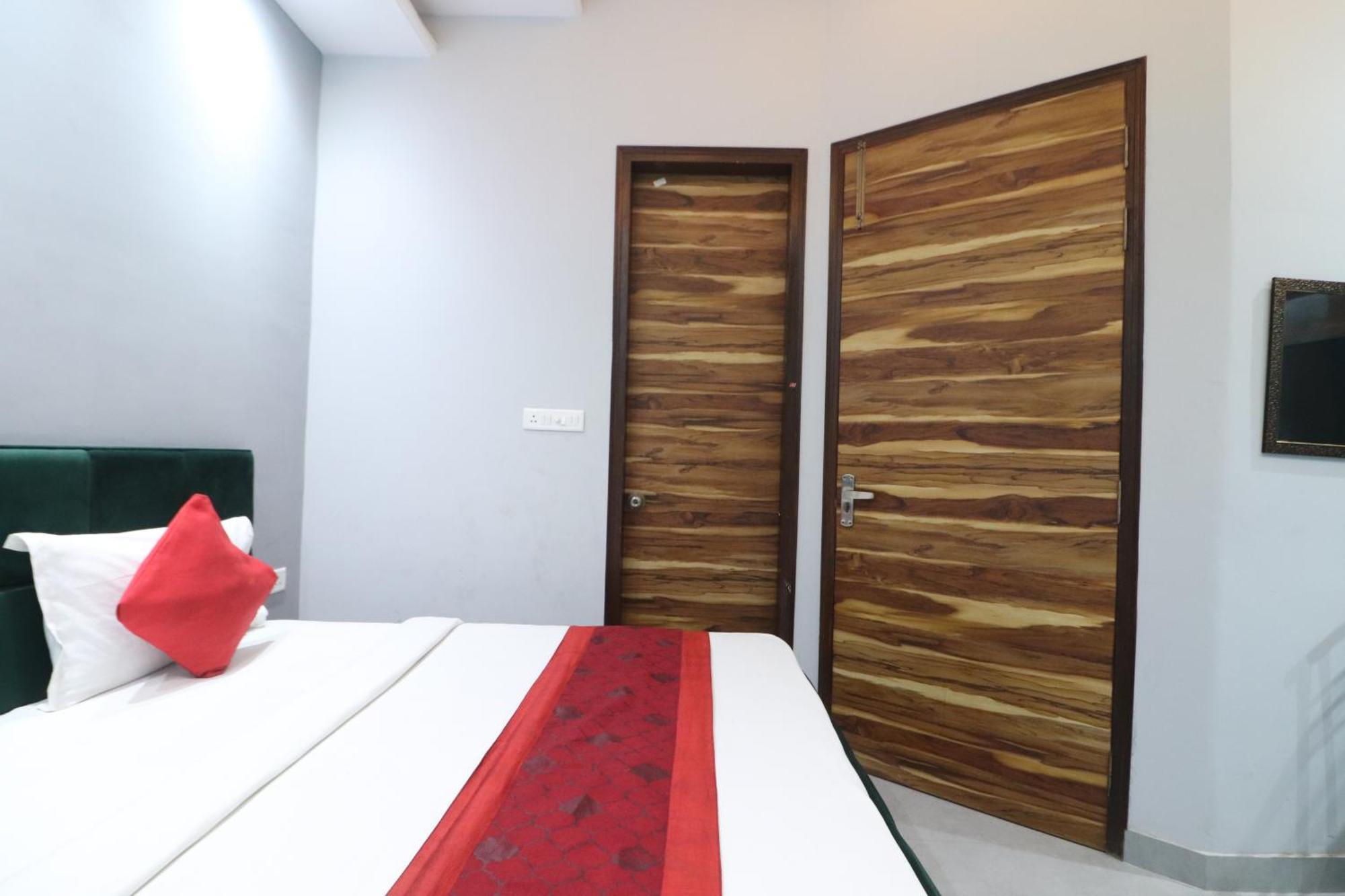 Twamev Couple Friendly Rajouri Garden By The Arrow 4*