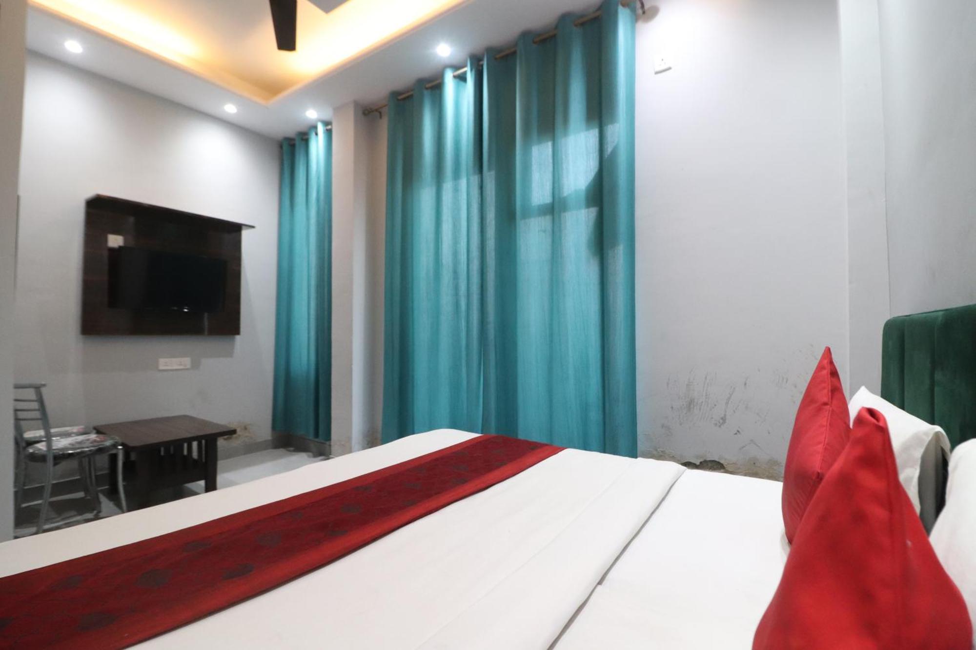 Hotel Twamev Couple Friendly Rajouri Garden By The Arrow 4*