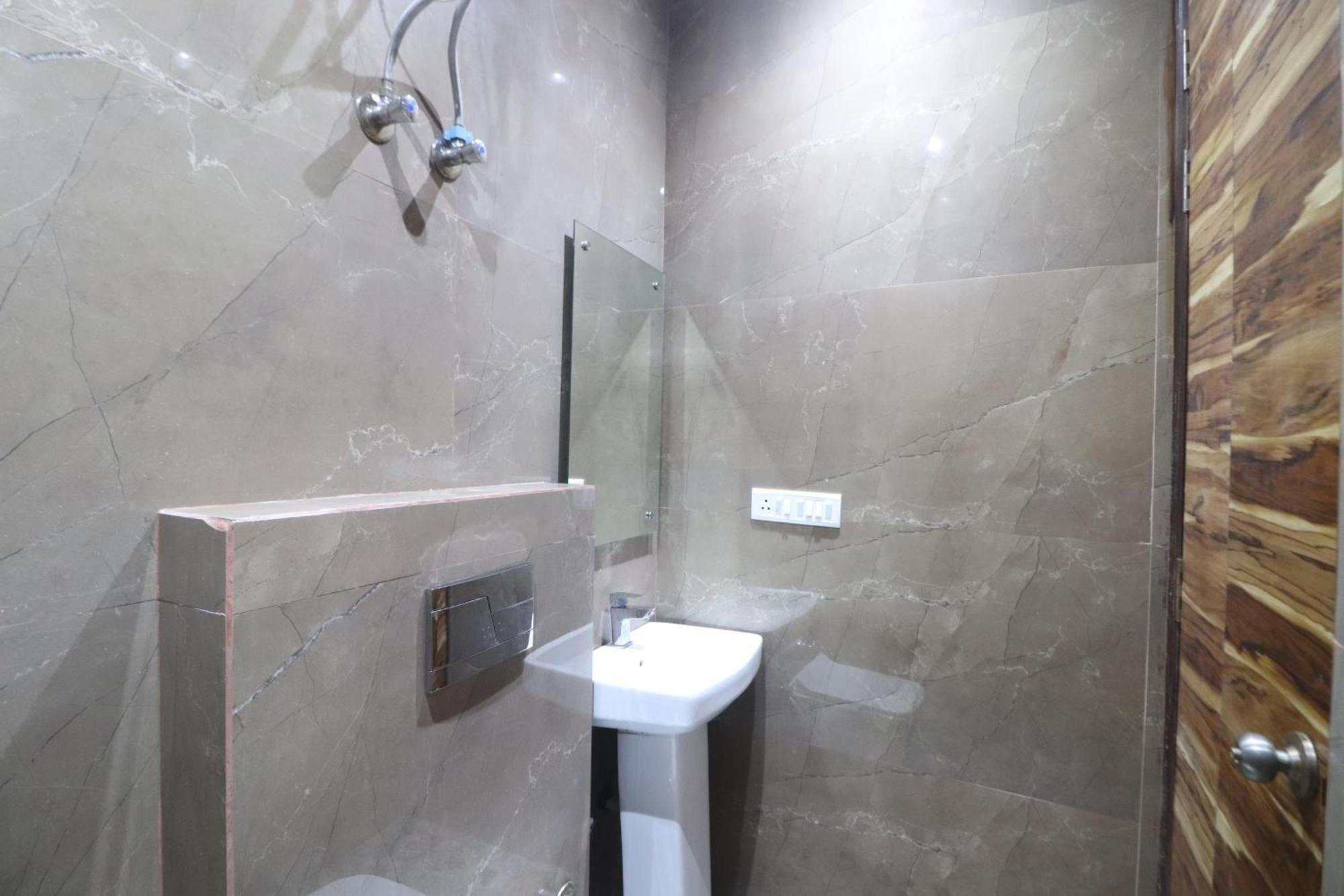 Twamev Couple Friendly Rajouri Garden By The Arrow Hotel
