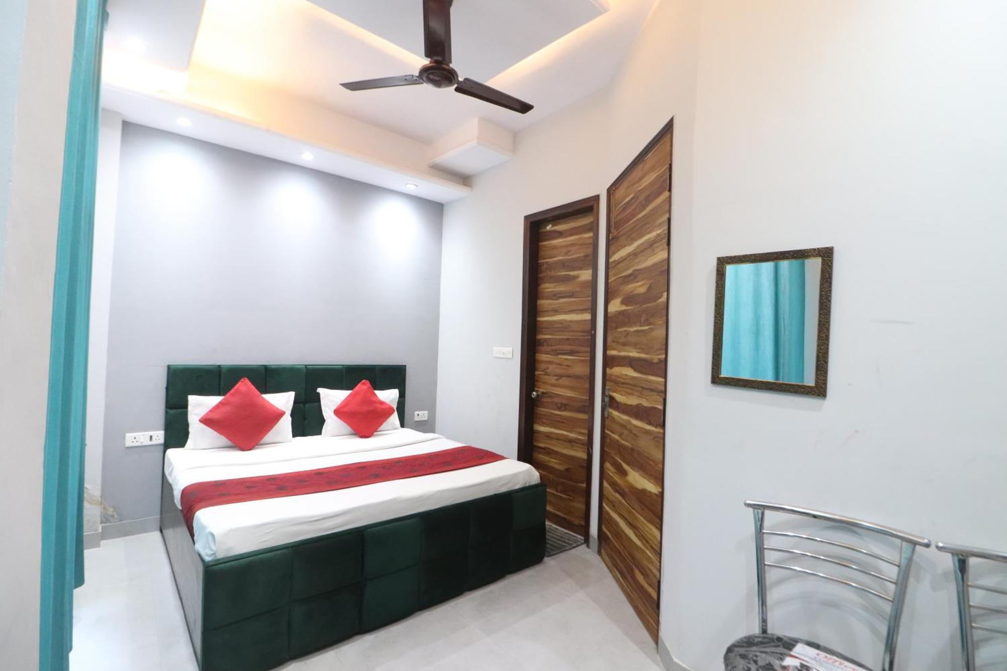 Twamev Couple Friendly Rajouri Garden By The Arrow Hotel